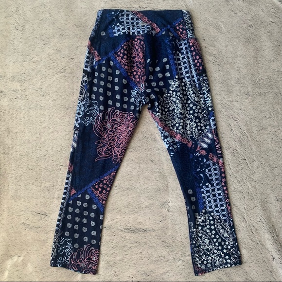 Maurice’s In Motion Paisley Print Cropped Leggings with 2 Pockets - Picture 2 of 8